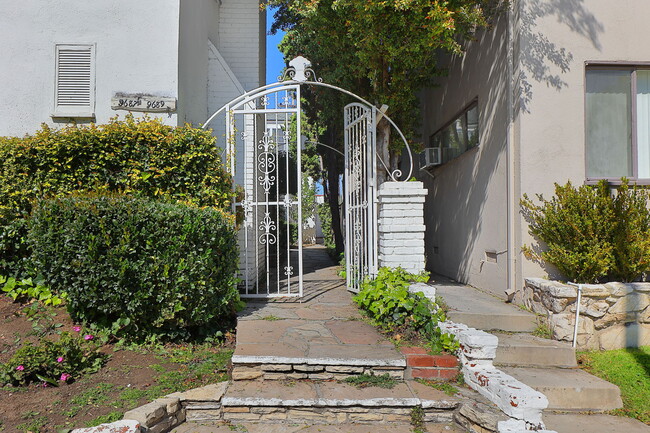 9689 W Olympic Blvd in Beverly Hills, CA - Building Photo - Building Photo