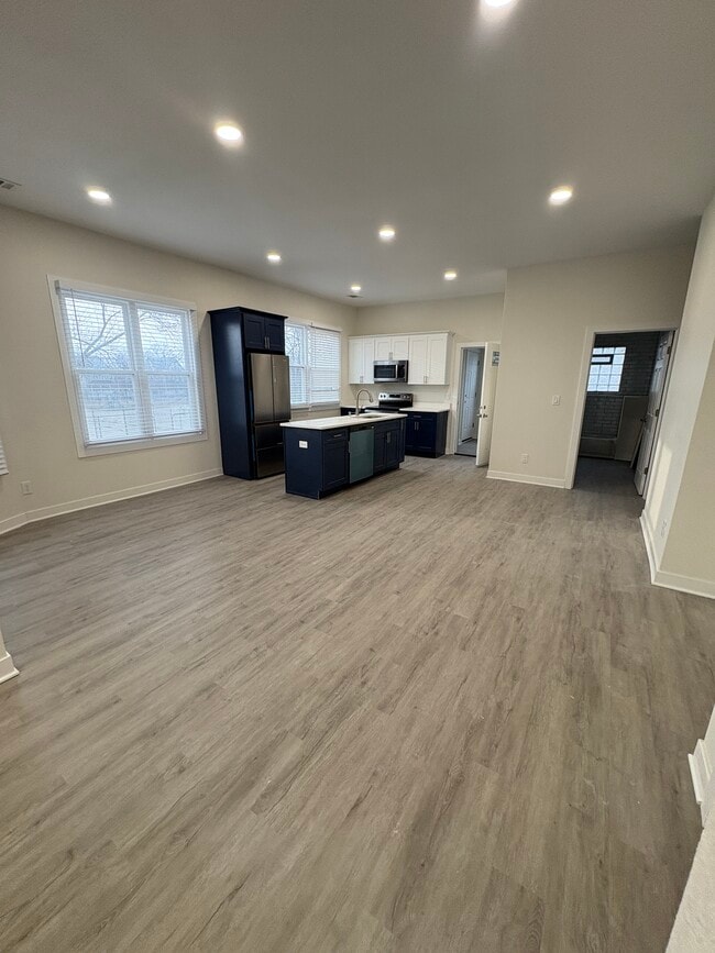 400 E Meinecke Ave, Unit 402 E Meinecke Upper in Milwaukee, WI - Foto de edificio - Building Photo