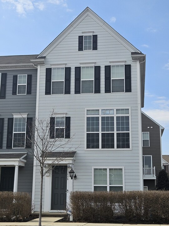 115 Pickering Ln in Mechanicsburg, PA - Building Photo