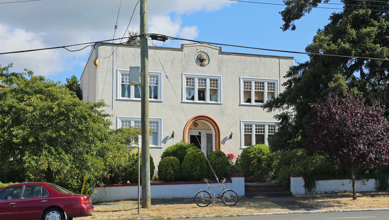 1326 Yates St in Victoria, BC - Building Photo