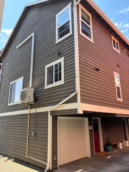 2627 NW 56th St in Seattle, WA - Building Photo