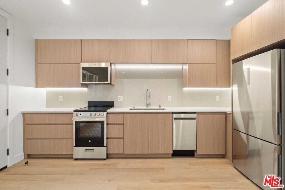 11023 Blix St in Los Angeles, CA - Building Photo