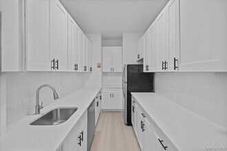 117 Seaman Ave in New York, NY - Building Photo - Building Photo
