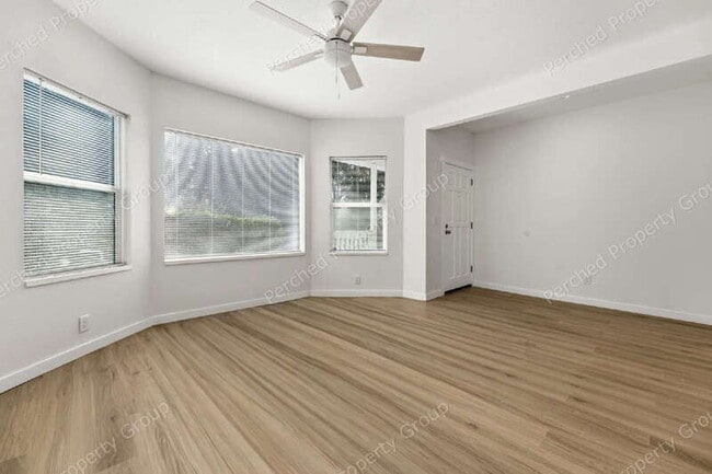 2105 SE Stark St in Portland, OR - Building Photo - Building Photo