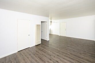 Whitsett Courtyard Apartments in North Hollywood, CA - Foto de edificio - Building Photo