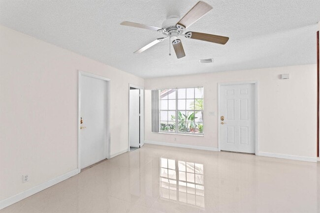 12210 Dartmoor Dr in Wellington, FL - Building Photo - Building Photo