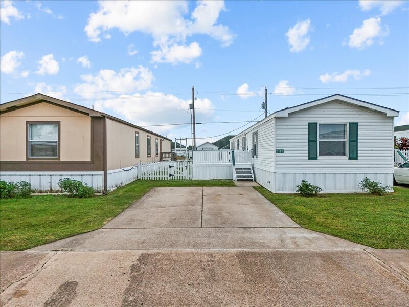 5146 Martinique Calle in Dickinson, TX - Building Photo