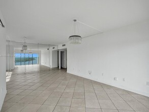 300 Bayview Dr in Sunny Isles Beach, FL - Building Photo - Building Photo