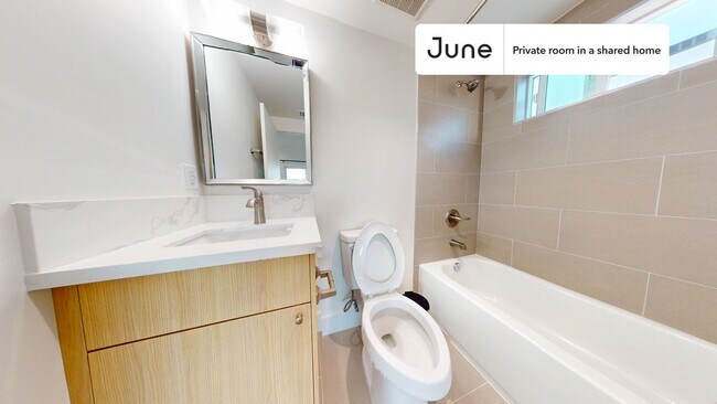 Room in Shared 5 bed/4 bath home in Los Angeles, CA - Building Photo - Building Photo