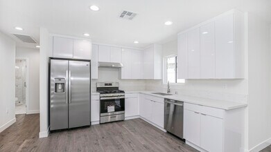 10422 Woodley Ave in Granada Hills, CA - Foto de edificio - Building Photo