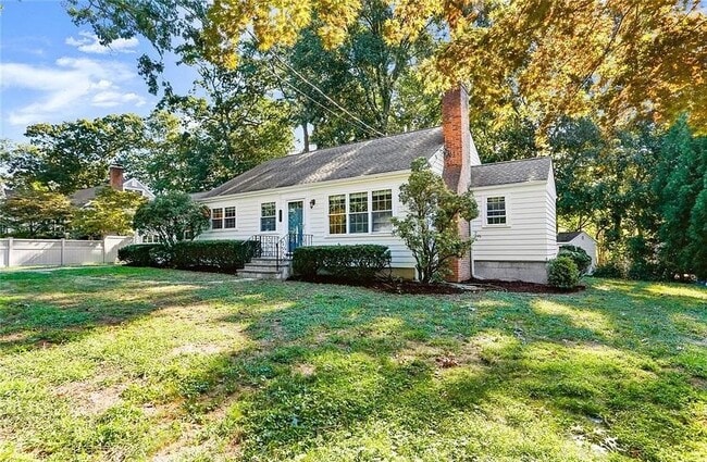 8 Deerwood Ct in Norwalk, CT - Building Photo - Building Photo