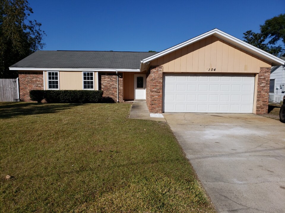 104 Newcastle Cir in Fort Walton Beach, FL - Foto de edificio