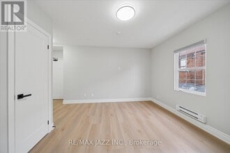 251 Simcoe St S in Oshawa, ON - Building Photo - Building Photo