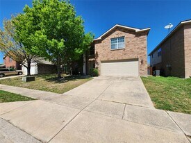 5709 Valley Stream Way in Fort Worth, TX - Building Photo