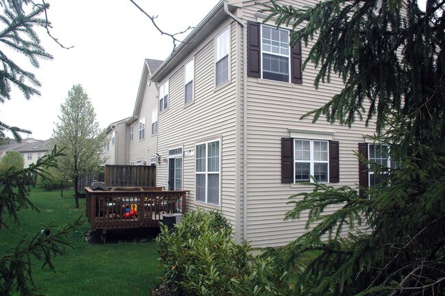 Laurel Village in Holmdel, NJ - Foto de edificio - Building Photo