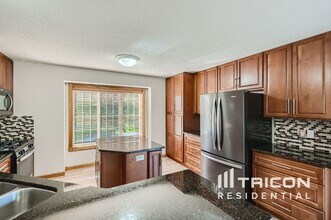 15823 Foxhill Ave N in Hugo, MN - Foto de edificio - Building Photo