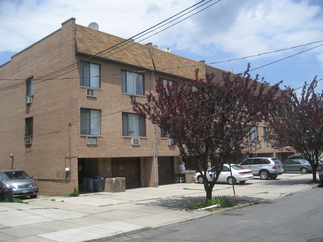 14911 Barclay Ave in Flushing, NY - Building Photo - Building Photo