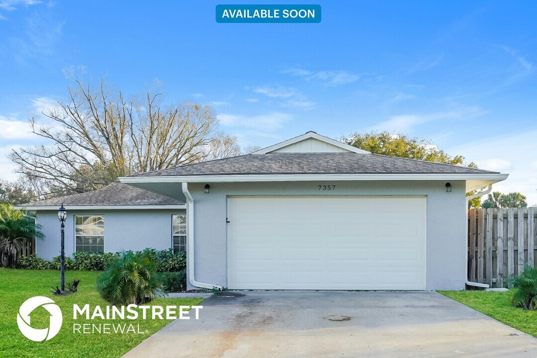 7357 Claries Dr in Sarasota, FL - Building Photo
