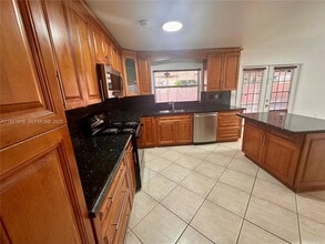 8950 NW 189th Terrace in Hialeah, FL - Foto de edificio - Building Photo