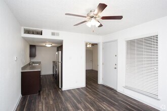 8033 Gessner Dr in Austin, TX - Building Photo - Building Photo