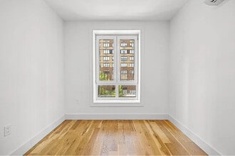 223 E 96th St in New York, NY - Foto de edificio - Building Photo