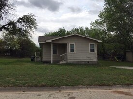 2123 Bernard St in Denton, TX - Building Photo