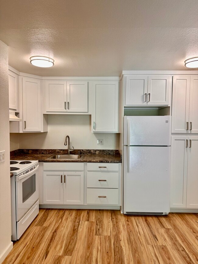 6394 Rancho Mission Rd, Unit 107 in San Diego, CA - Foto de edificio - Building Photo