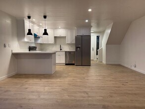 12531 SE 42nd St in Bellevue, WA - Building Photo - Building Photo