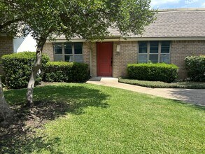 13777 Brookgreen Cir in Dallas, TX - Building Photo - Building Photo