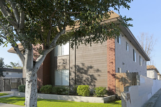 Sher Lane Apartments in Huntington Beach, CA - Building Photo - Building Photo