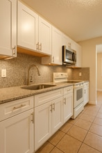 3919 3rd Ave Dr E in Palmetto, FL - Foto de edificio - Building Photo