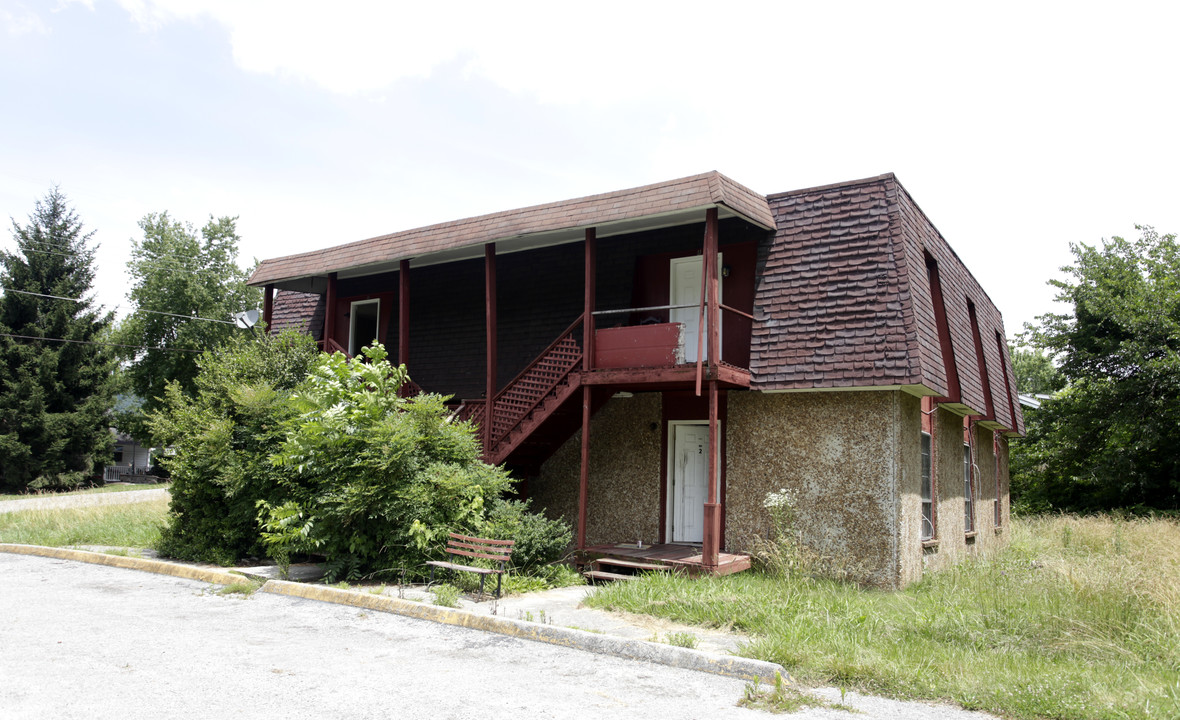 210 N Douglas Ave in Rockwood, TN - Building Photo