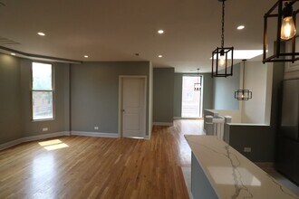 1446 W Irving Park Rd, Unit 2 in Chicago, IL - Building Photo - Building Photo