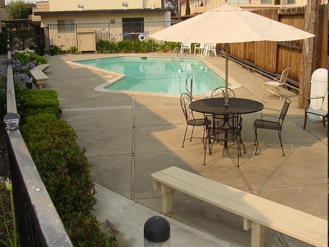 Triangle Garden Apartments in Hayward, CA - Building Photo - Building Photo