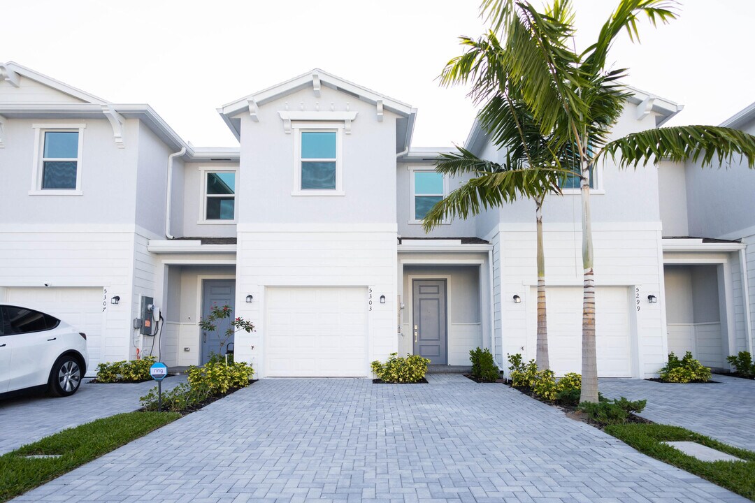 5303 Flannigan Wy in Greenacres, FL - Building Photo