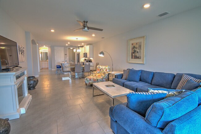 14632 Edgewater Cir in Naples, FL - Building Photo - Building Photo