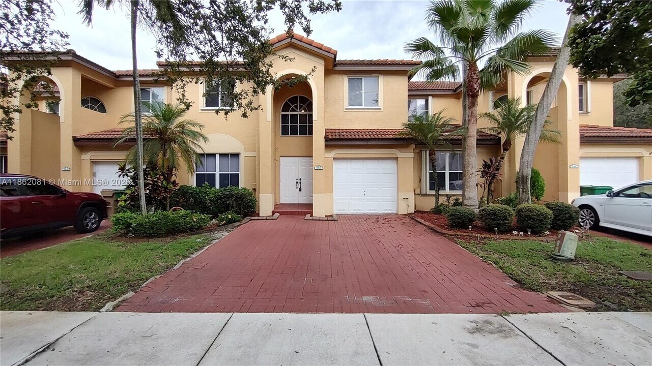 238 Magnolia Ave in Davie, FL - Foto de edificio