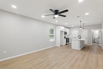 1006 9th St in Hempstead, TX - Building Photo - Building Photo