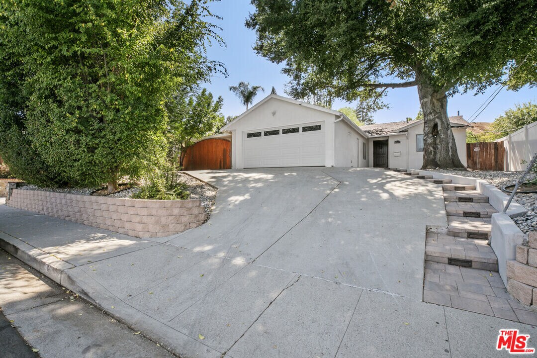4949 San Feliciano Dr in Los Angeles, CA - Building Photo
