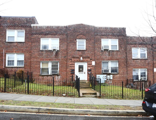 1227 Holbrook Ter NE in Washington, DC - Foto de edificio - Building Photo