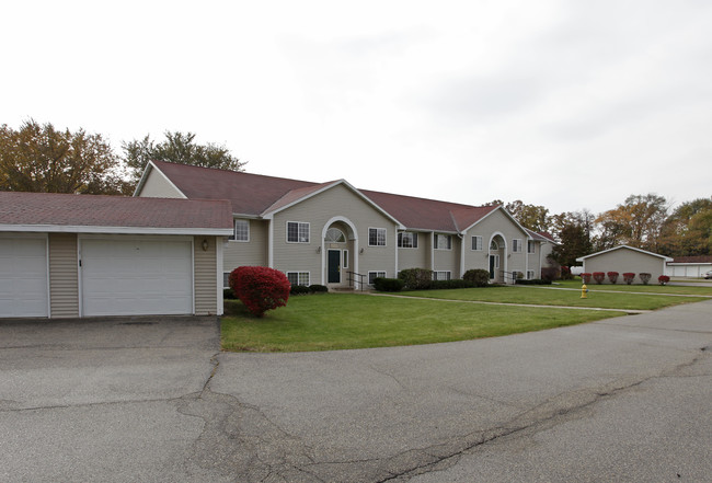 Town & Country Apartments in Delavan, WI - Building Photo - Building Photo