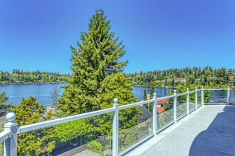 9214 SE Shoreland Dr in Bellevue, WA - Foto de edificio - Building Photo