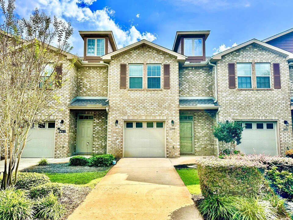 2099 Wilsons Plover Cir in Navarre, FL - Foto de edificio