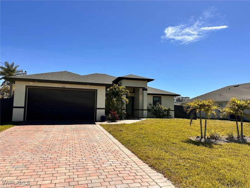 434 NW 3rd Terrace in Cape Coral, FL - Foto de edificio
