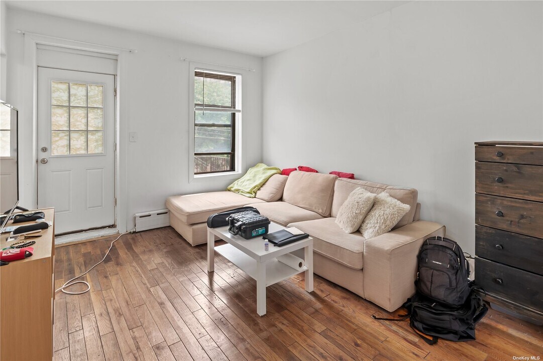 32-60 43rd St-Unit -2F in Queens, NY - Building Photo