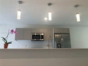 2561 NE 193rd St in Miami, FL - Building Photo - Building Photo