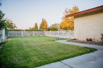 1129 W Benson Ave in Ridgecrest, CA - Foto de edificio - Building Photo