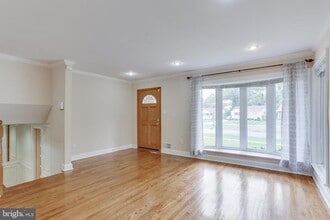 12909 Grenoble Dr in Rockville, MD - Foto de edificio - Building Photo