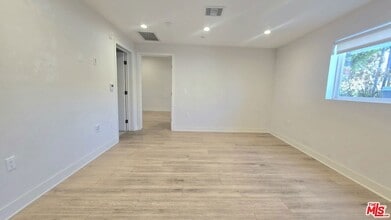 1530 S Hayworth Ave, Unit 101 in Los Angeles, CA - Foto de edificio - Building Photo