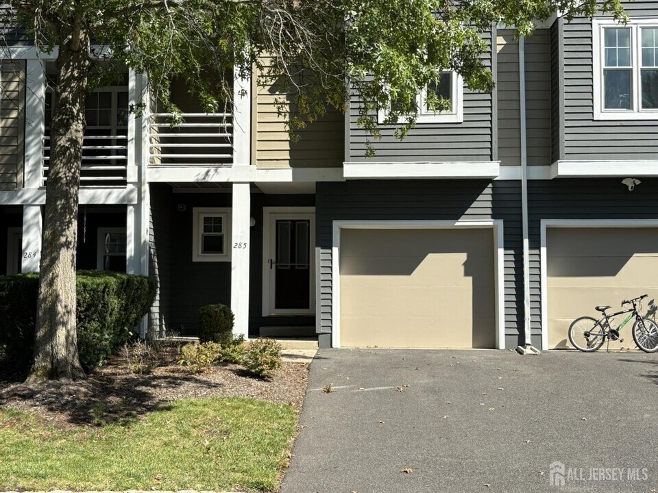 285 Greenfield Rd in Bridgewater, NJ - Building Photo